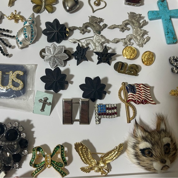 Vintage Brooches Pedants Antique Pins Signed Military, Summer, Fall, Religious - Picture 15 of 17